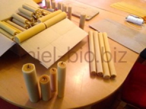 Fabrication des bougies roulées à la cire d'abeilles