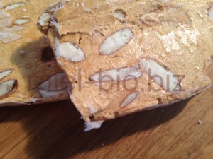 Le nougat bio au miel et aux amandes - souple et ambré
