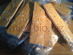 Barre de nougat bio au miel et aux amandes souple et ambré