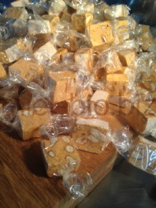 tas de papilottes de nougat bio au miel et aux amandes